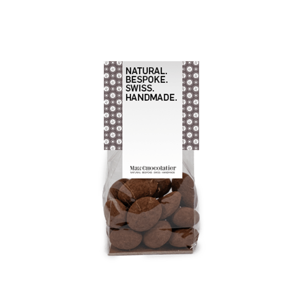 Von Hand caramelisierte Mandeln vereinen sich mit unserer geschmeidigen Hausschokolade im Säckli - Max Chocolatier